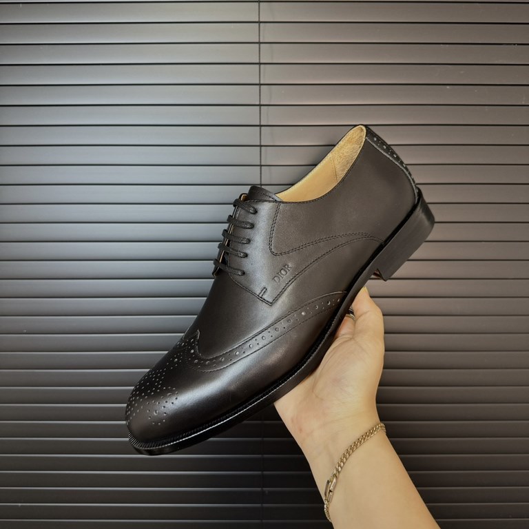 Dior Derby Shoes｜Leather soled formal shoes｜Meticulously crafted in open-edge beaded cowhide leather｜Water dyed cowhide lining｜With classic lace-up closure｜Side embossed logo｜Sheeny stacked heel for a touch of style｜Can 