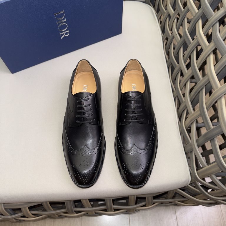 Dior Derby Shoes｜Leather soled formal shoes｜Meticulously crafted in open-edge beaded cowhide leather｜Water dyed cowhide lining｜With classic lace-up closure｜Side embossed logo｜Sheeny stacked heel for a touch of style｜Can 