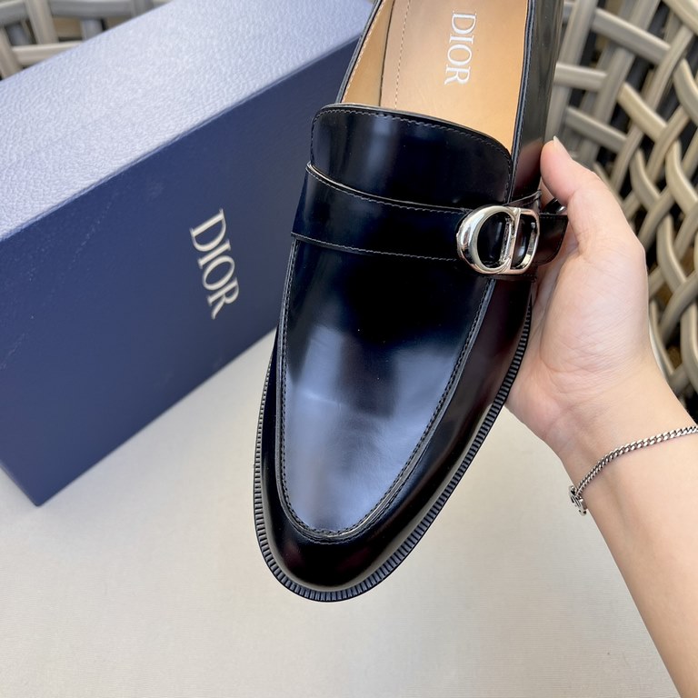 Dior Derby Shoes｜Leather soled formal shoes｜Meticulously crafted in open-edge beaded cowhide｜Water dyed cowhide lining｜With classic lace-up closure｜Side embossed logo｜Sheeny stacked heel for a touch of style｜Can be worn 