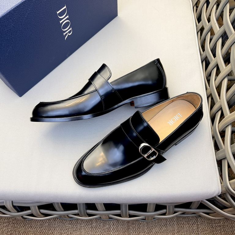 Dior Derby Shoes｜Leather soled formal shoes｜Meticulously crafted in open-edge beaded cowhide｜Water dyed cowhide lining｜With classic lace-up closure｜Side embossed logo｜Sheeny stacked heel for a touch of style｜Can be worn 