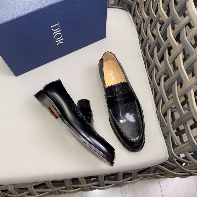 Dior Derby Shoes｜Leather soled formal shoes｜Meticulously crafted in open-edge beaded cowhide leather｜Water dyed cowhide lining｜With classic lace-up closure｜Side embossed logo｜Sheeny stacked heel for a touch of style｜Can 