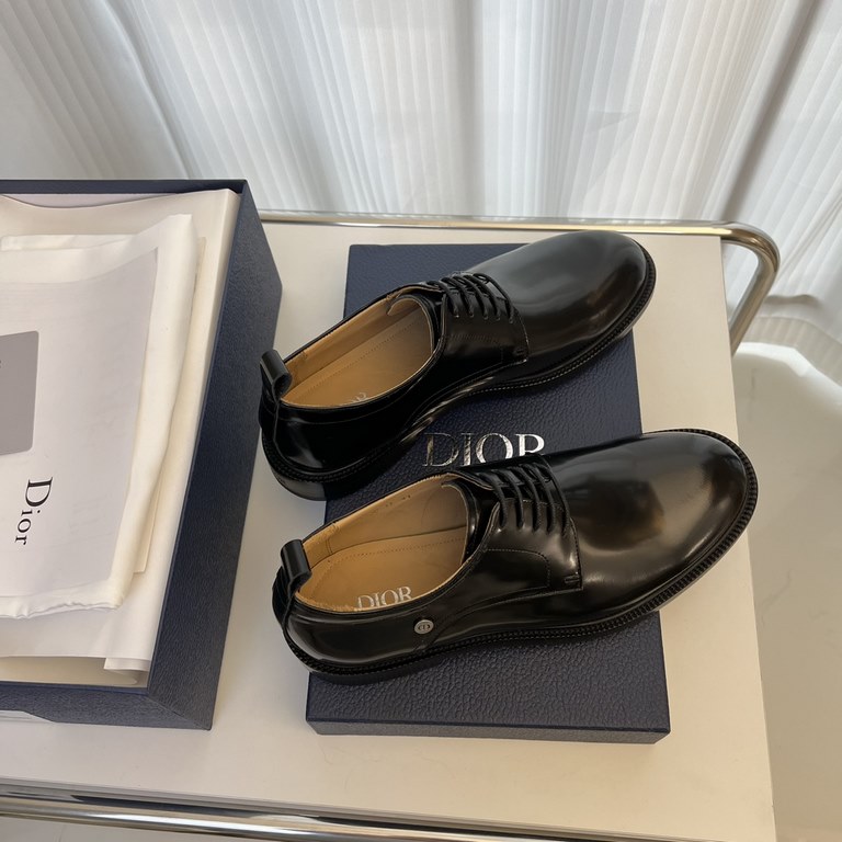 Dior Derby Shoes｜Leather soled formal shoes｜Meticulously crafted in open-edge beaded cowhide｜Water dyed cowhide lining｜With classic lace-up closure｜Side embossed logo｜Sheeny stacked heel for a touch of style｜Can be worn 