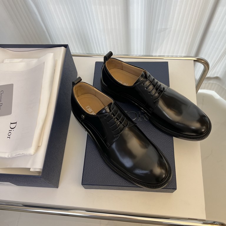 Dior Derby Shoes｜Leather soled formal shoes｜Meticulously crafted in open-edge beaded cowhide｜Water dyed cowhide lining｜With classic lace-up closure｜Side embossed logo｜Sheeny stacked heel for a touch of style｜Can be worn 