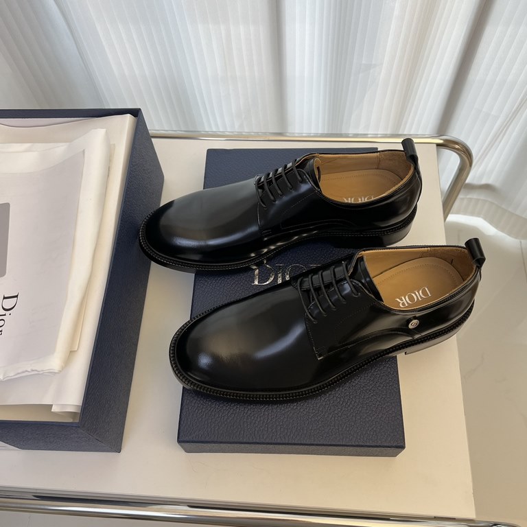 Dior Derby Shoes｜Leather soled formal shoes｜Meticulously crafted in open-edge beaded cowhide｜Water dyed cowhide lining｜With classic lace-up closure｜Side embossed logo｜Sheeny stacked heel for a touch of style｜Can be worn 