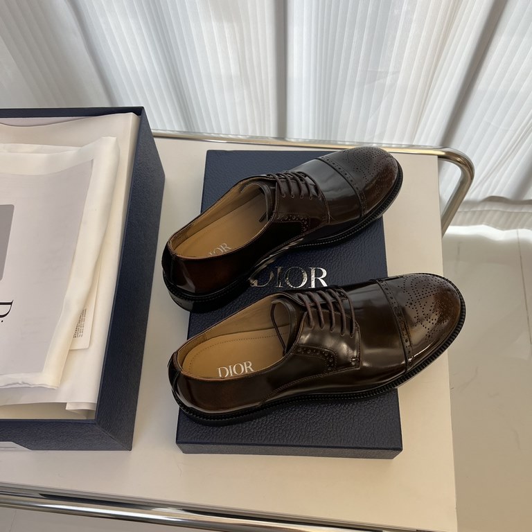 Dior Derby Shoes｜Leather soled formal shoes｜Meticulously crafted in open-edge beaded cowhide｜Water dyed cowhide lining｜With classic lace-up closure｜Side embossed logo｜Sheeny stacked heel for a touch of style｜Can be worn 