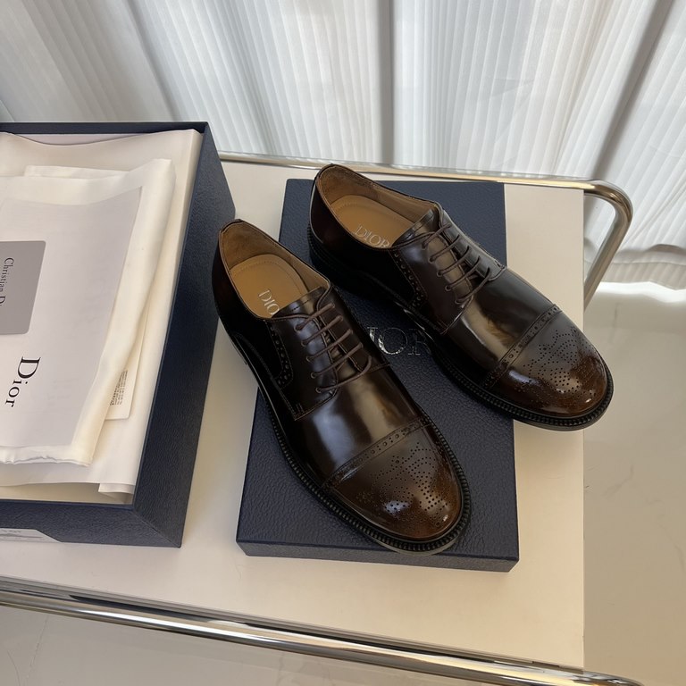 Dior Derby Shoes｜Leather soled formal shoes｜Meticulously crafted in open-edge beaded cowhide｜Water dyed cowhide lining｜With classic lace-up closure｜Side embossed logo｜Sheeny stacked heel for a touch of style｜Can be worn 