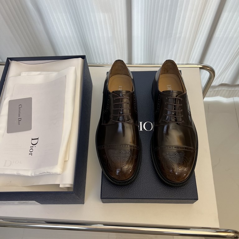 Dior Derby Shoes｜Leather soled formal shoes｜Meticulously crafted in open-edge beaded cowhide｜Water dyed cowhide lining｜With classic lace-up closure｜Side embossed logo｜Sheeny stacked heel for a touch of style｜Can be worn 