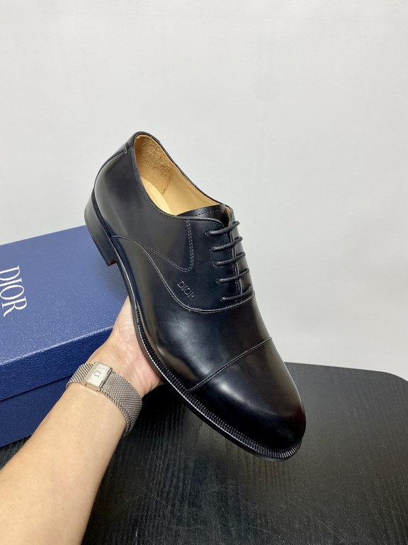 Dior Derby Shoes｜Leather soled formal shoes｜Meticulously crafted in open-edge beaded cowhide｜Water dyed cowhide lining｜With classic lace-up closure｜Side embossed logo｜Sheeny stacked heel for a touch of style｜Can be worn 