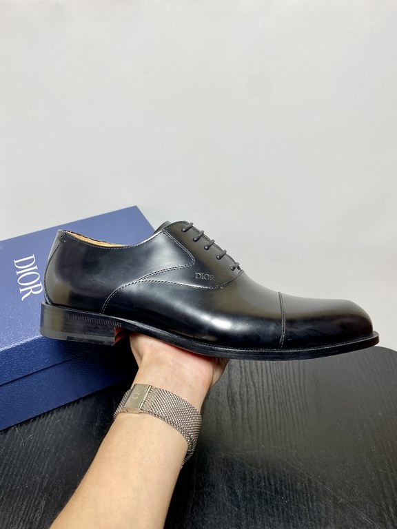 Dior Derby Shoes｜Leather soled formal shoes｜Meticulously crafted in open-edge beaded cowhide｜Water dyed cowhide lining｜With classic lace-up closure｜Side embossed logo｜Sheeny stacked heel for a touch of style｜Can be worn 