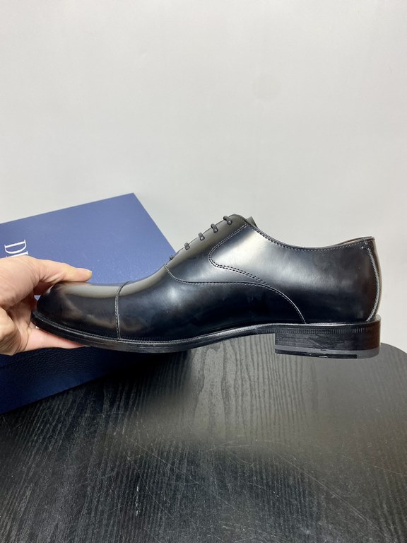 Dior Derby Shoes｜Leather soled formal shoes｜Meticulously crafted in open-edge beaded cowhide｜Water dyed cowhide lining｜With classic lace-up closure｜Side embossed logo｜Sheeny stacked heel for a touch of style｜Can be worn 