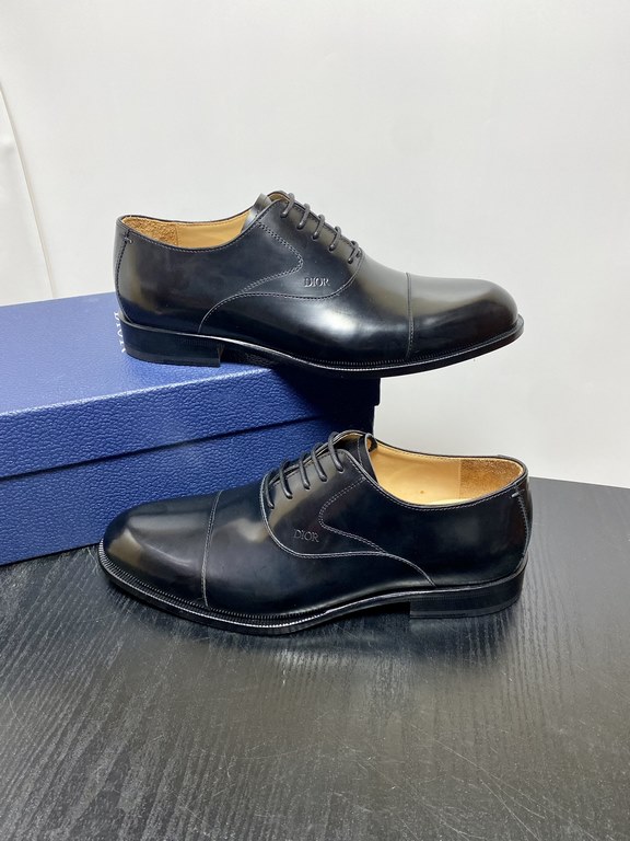 Dior Derby Shoes｜Leather soled formal shoes｜Meticulously crafted in open-edge beaded cowhide｜Water dyed cowhide lining｜With classic lace-up closure｜Side embossed logo｜Sheeny stacked heel for a touch of style｜Can be worn 