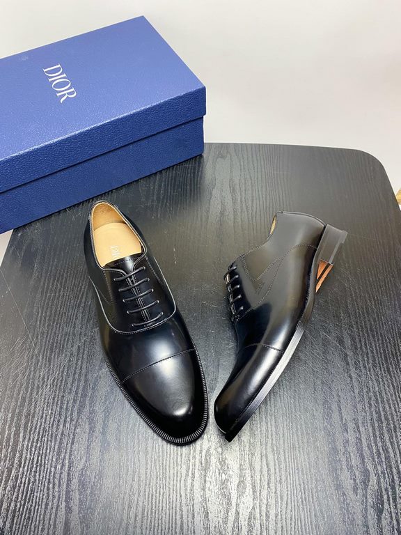 Dior Derby Shoes｜Leather soled formal shoes｜Meticulously crafted in open-edge beaded cowhide｜Water dyed cowhide lining｜With classic lace-up closure｜Side embossed logo｜Sheeny stacked heel for a touch of style｜Can be worn 