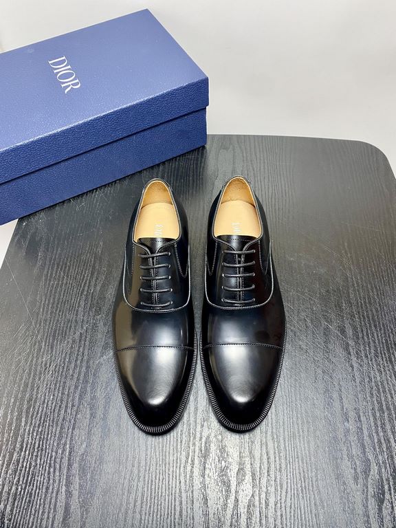 Dior Derby Shoes｜Leather soled formal shoes｜Meticulously crafted in open-edge beaded cowhide｜Water dyed cowhide lining｜With classic lace-up closure｜Side embossed logo｜Sheeny stacked heel for a touch of style｜Can be worn 