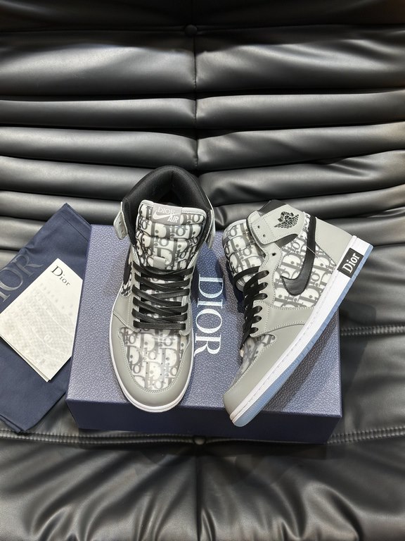 The   Dio X nike co-branded   high-top casual sneakers are crafted from imported cowhide leather spliced with printed canvas, and feature a co-branded logo embellishment on the side, a two-tone rubber sole, and iconic br