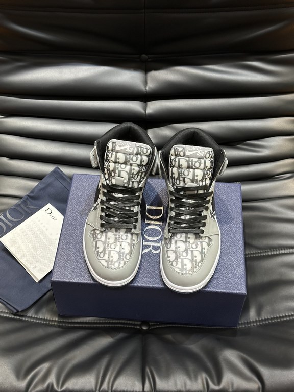 The   Dio X nike co-branded   high-top casual sneakers are crafted from imported cowhide leather spliced with printed canvas, and feature a co-branded logo embellishment on the side, a two-tone rubber sole, and iconic br