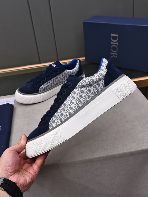 P Dio~r   A fresh take on the classic tennis shoe, the B33 sneaker is a sleek silhouette with a chunky texture. Crafted from cowhide leather with an Oblique print, they feature a padded tongue with Dior logo, wide mohair