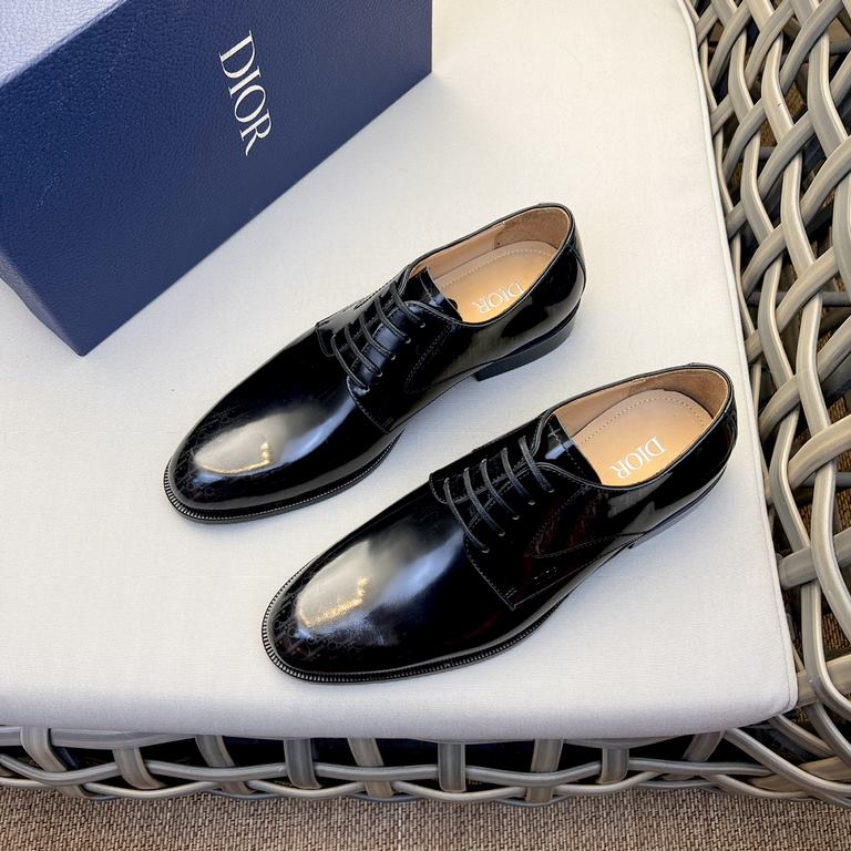 Dior Derby Shoes｜Leather soled formal shoes｜Meticulously crafted in open-edge beaded cowhide｜Water dyed cowhide lining｜With classic lace-up closure｜Side embossed logo｜Sheeny stacked heel for a touch of style｜Can be worn 