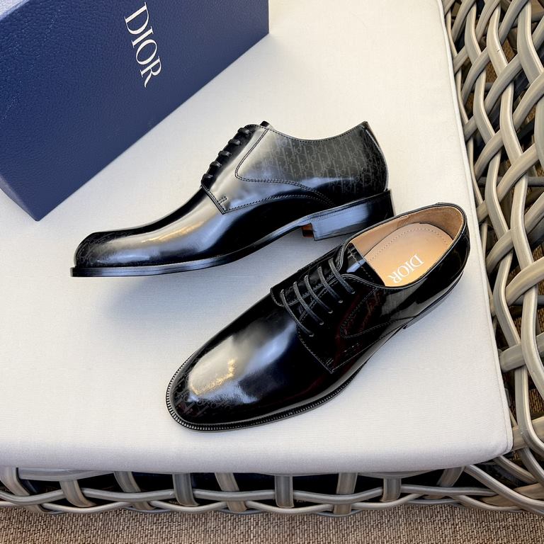 Dior Derby Shoes｜Leather soled formal shoes｜Meticulously crafted in open-edge beaded cowhide｜Water dyed cowhide lining｜With classic lace-up closure｜Side embossed logo｜Sheeny stacked heel for a touch of style｜Can be worn 