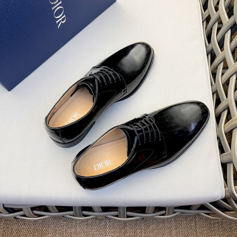 Dior Derby Shoes｜Leather soled formal shoes｜Meticulously crafted in open-edge beaded cowhide｜Water dyed cowhide lining｜With classic lace-up closure｜Side embossed logo｜Sheeny stacked heel for a touch of style｜Can be worn 