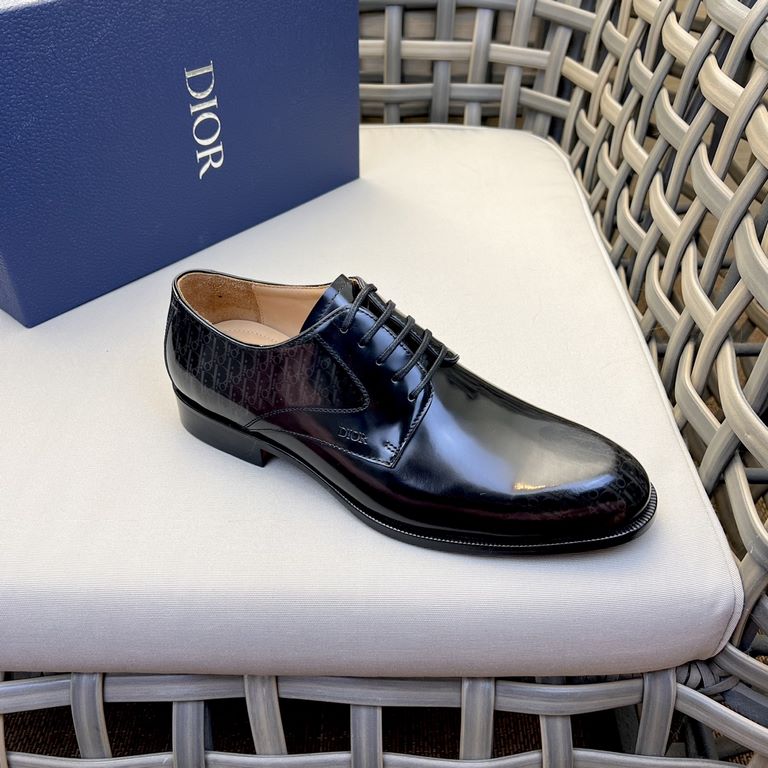 Dior Derby Shoes｜Leather soled formal shoes｜Meticulously crafted in open-edge beaded cowhide｜Water dyed cowhide lining｜With classic lace-up closure｜Side embossed logo｜Sheeny stacked heel for a touch of style｜Can be worn 