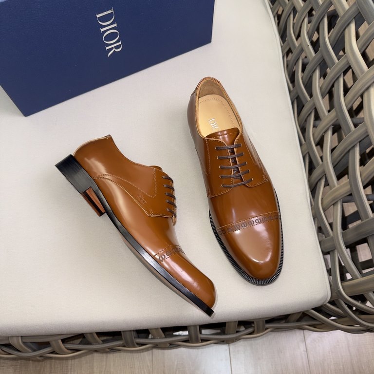 Dior Derby Shoes｜Leather soled formal shoes｜Meticulously crafted in open-edge beaded cowhide leather｜Water dyed cowhide lining｜With classic lace-up closure｜Side embossed logo｜Sheeny stacked heel for a touch of style｜Can 