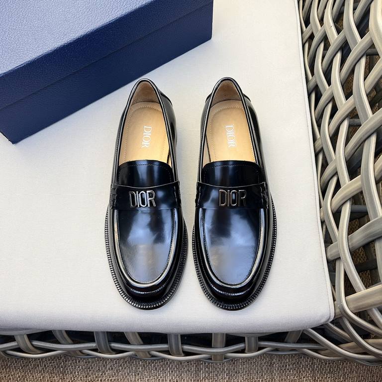 DIOGranville Formal Leather Loafers｜Made of black smooth cowhide leather｜Metallic laminated brass Dior Oblique logo on upper｜Matched with leather sole in the same color｜Dior logo engraved on heel for a more sophisticated