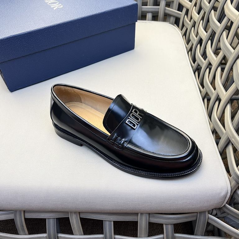 DIOGranville Formal Leather Loafers｜Made of black smooth cowhide leather｜Metallic laminated brass Dior Oblique logo on upper｜Matched with leather sole in the same color｜Dior logo engraved on heel for a more sophisticated