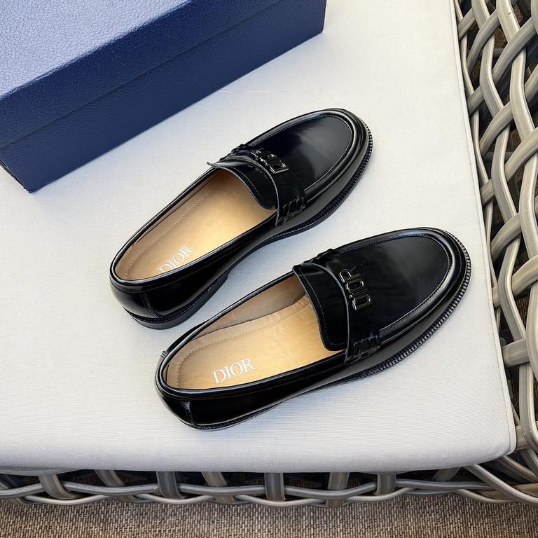 DIOGranville Formal Leather Loafers｜Made of black smooth cowhide leather｜Metallic laminated brass Dior Oblique logo on upper｜Matched with leather sole in the same color｜Dior logo engraved on heel for a more sophisticated