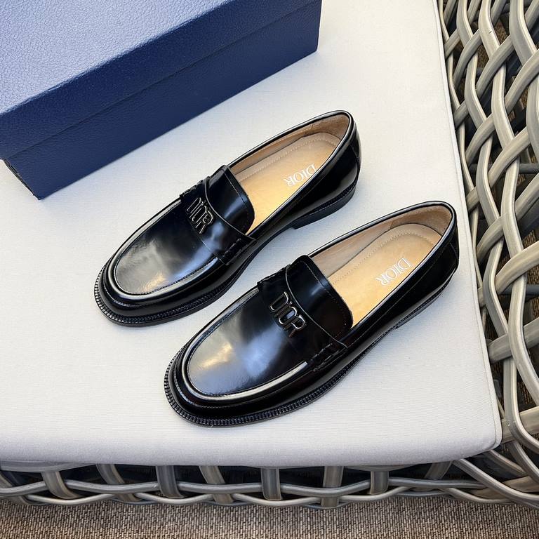 DIOGranville Formal Leather Loafers｜Made of black smooth cowhide leather｜Metallic laminated brass Dior Oblique logo on upper｜Matched with leather sole in the same color｜Dior logo engraved on heel for a more sophisticated