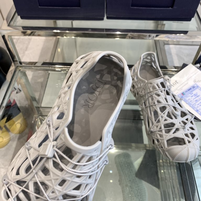 Men's Dior Warp Sandals Summer23The Dior Men's Dior Warp sandals were unveiled at the launch show in a casual style that's been reinterpreted in a futuristic spirit. Crafted from ultra-lightweight white rubber, they're a