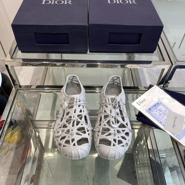 Men's Dior Warp Sandals Summer23The Dior Men's Dior Warp sandals were unveiled at the launch show in a casual style that's been reinterpreted in a futuristic spirit. Crafted from ultra-lightweight white rubber, they're a