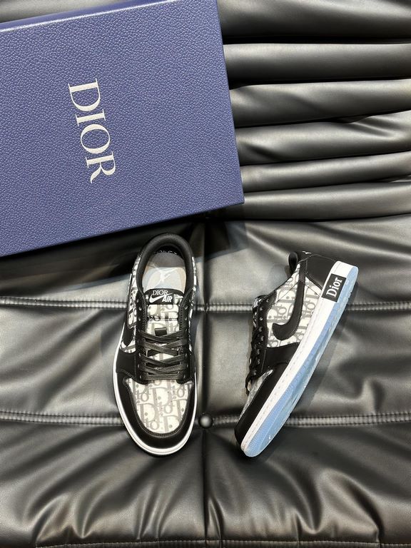 The   Dio X nike co-branded   low-top casual sneakers are crafted from imported aged canvas spliced with head-layer cowhide leather, featuring a co-branded printed logo embellishment on the side, a two-tone rubber sole, 