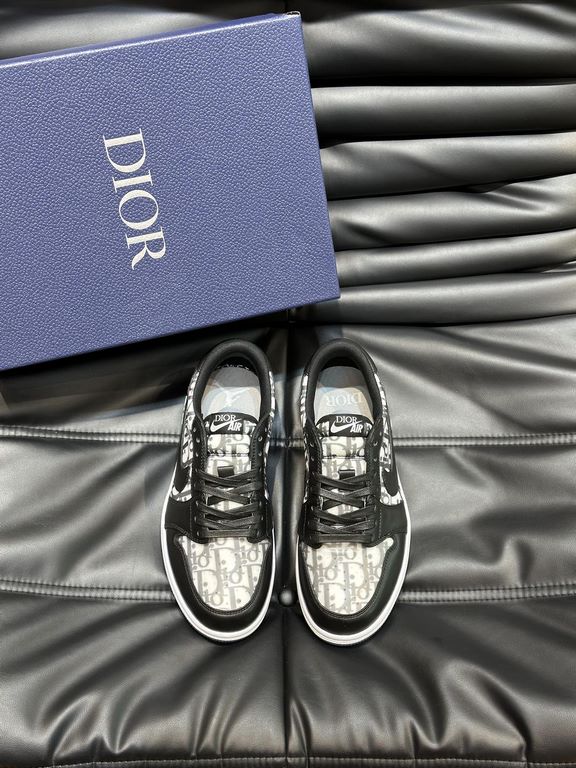 The   Dio X nike co-branded   low-top casual sneakers are crafted from imported aged canvas spliced with head-layer cowhide leather, featuring a co-branded printed logo embellishment on the side, a two-tone rubber sole, 