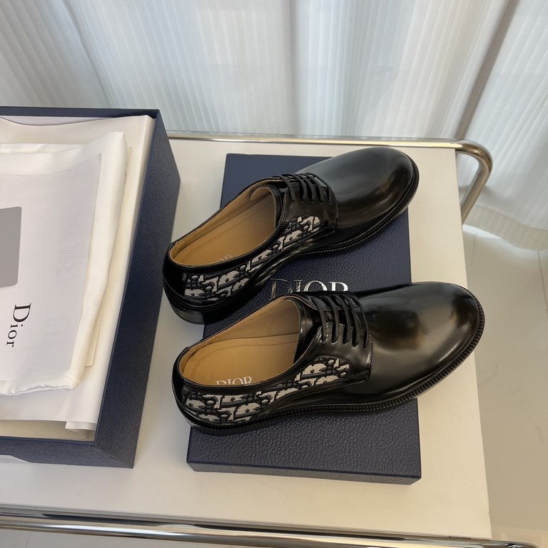 Dior Derby Shoes｜Leather soled formal shoes｜Meticulously crafted in open-edge beaded cowhide｜Water dyed cowhide lining｜With classic lace-up closure｜Side embossed logo｜Sheeny stacked heel for a touch of style｜Can be worn 