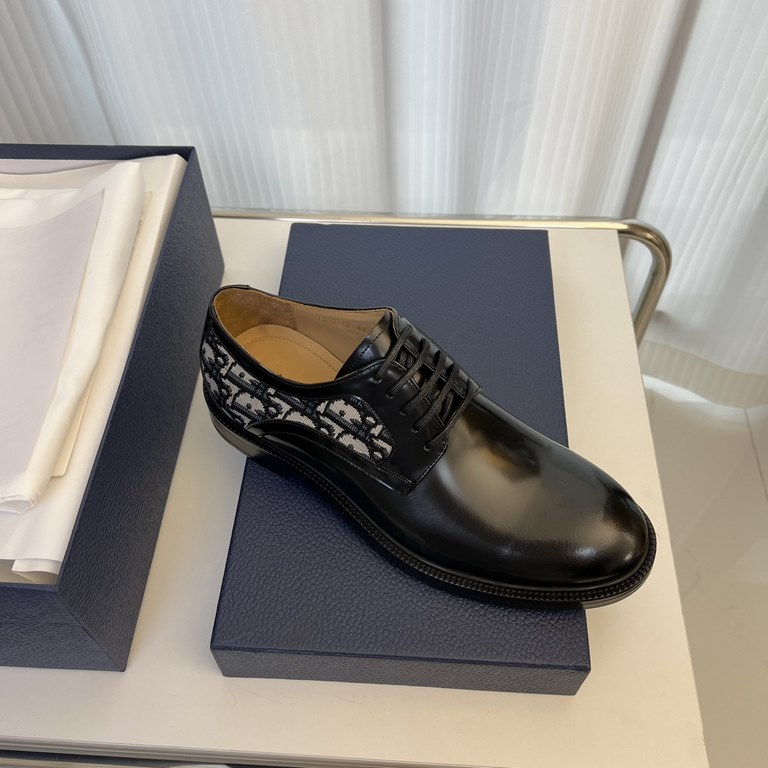 Dior Derby Shoes｜Leather soled formal shoes｜Meticulously crafted in open-edge beaded cowhide｜Water dyed cowhide lining｜With classic lace-up closure｜Side embossed logo｜Sheeny stacked heel for a touch of style｜Can be worn 