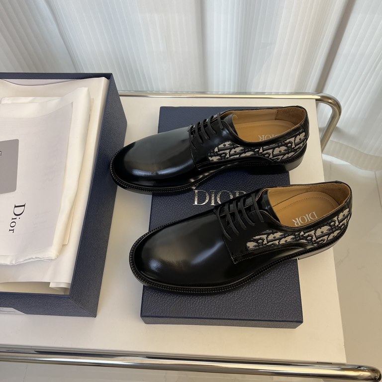 Dior Derby Shoes｜Leather soled formal shoes｜Meticulously crafted in open-edge beaded cowhide｜Water dyed cowhide lining｜With classic lace-up closure｜Side embossed logo｜Sheeny stacked heel for a touch of style｜Can be worn 