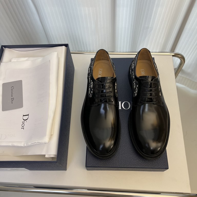 Dior Derby Shoes｜Leather soled formal shoes｜Meticulously crafted in open-edge beaded cowhide｜Water dyed cowhide lining｜With classic lace-up closure｜Side embossed logo｜Sheeny stacked heel for a touch of style｜Can be worn 