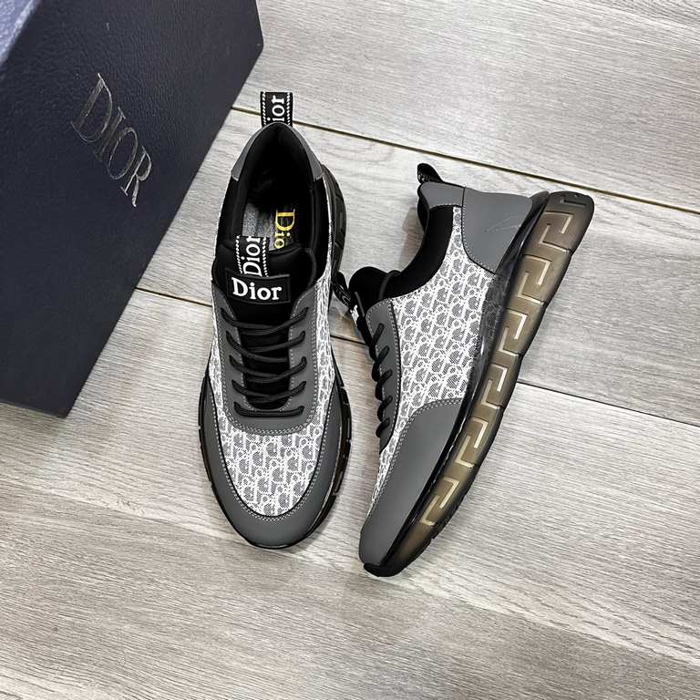 Factory   Dior's latest models of casual sneakers     Casual fashion explosion,   version of the simple atmosphere,   fabric using imported cowhide leather with the original fabric,   sheepskin lining, the original wear-