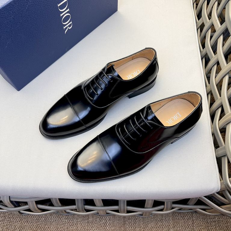 Dior Derby Shoes｜Leather soled formal shoes｜Meticulously crafted in open-edge beaded cowhide｜Water dyed cowhide lining｜With classic lace-up closure｜Side embossed logo｜Sheeny stacked heel for a touch of style｜Can be worn 