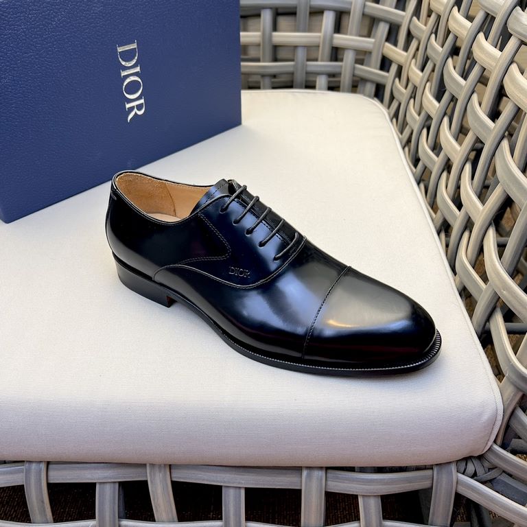 Dior Derby Shoes｜Leather soled formal shoes｜Meticulously crafted in open-edge beaded cowhide｜Water dyed cowhide lining｜With classic lace-up closure｜Side embossed logo｜Sheeny stacked heel for a touch of style｜Can be worn 