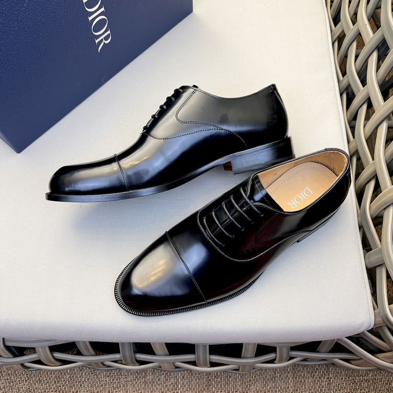 Dior Derby Shoes｜Leather soled formal shoes｜Meticulously crafted in open-edge beaded cowhide｜Water dyed cowhide lining｜With classic lace-up closure｜Side embossed logo｜Sheeny stacked heel for a touch of style｜Can be worn 