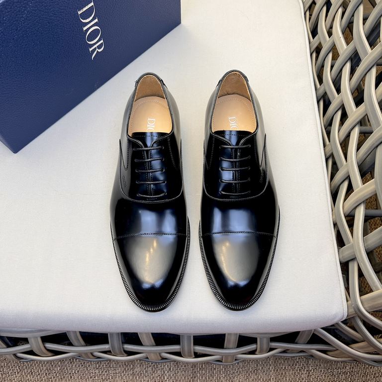 Dior Derby Shoes｜Leather soled formal shoes｜Meticulously crafted in open-edge beaded cowhide｜Water dyed cowhide lining｜With classic lace-up closure｜Side embossed logo｜Sheeny stacked heel for a touch of style｜Can be worn 