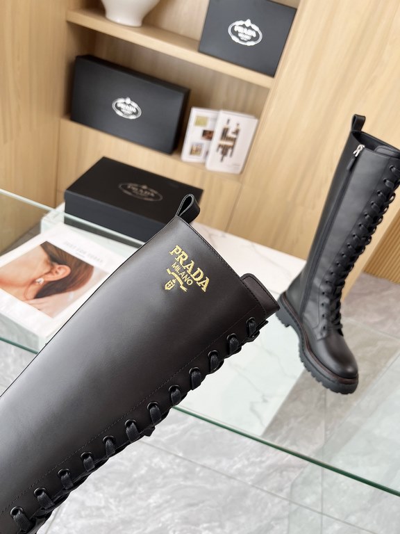 New Prada 2024 fall and winter runway models boots Taikoo Hui original purchase burst demolition replica Shoes on the foot is very lightweight, walking comfort are very awesome Use of the triangular label design style is