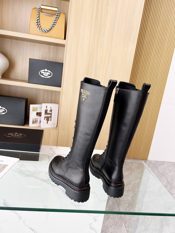 New Prada 2024 fall and winter runway models boots Taikoo Hui original purchase burst demolition replica Shoes on the foot is very lightweight, walking comfort are very awesome Use of the triangular label design style is