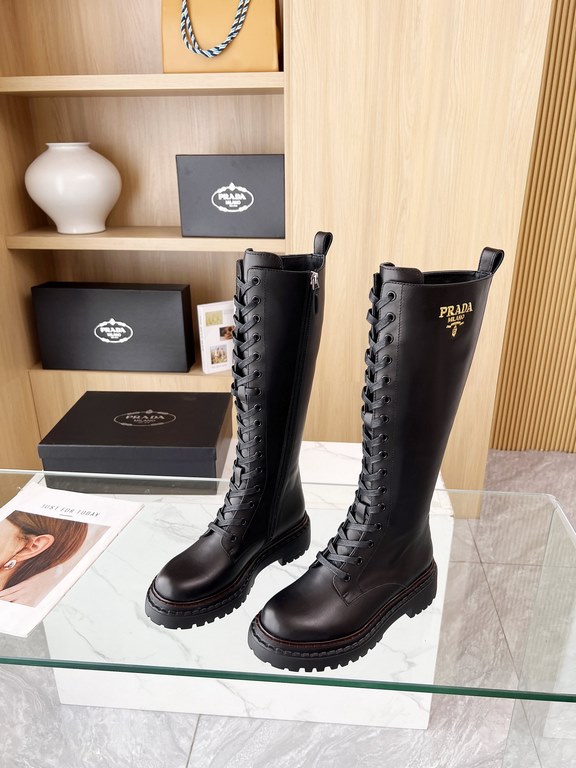 New Prada 2024 fall and winter runway models boots Taikoo Hui original purchase burst demolition replica Shoes on the foot is very lightweight, walking comfort are very awesome Use of the triangular label design style is