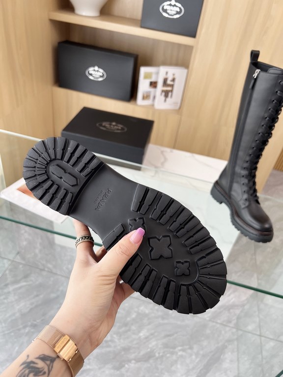 New Prada 2024 fall and winter runway models boots Taikoo Hui original purchase burst demolition replica Shoes on the foot is very lightweight, walking comfort are very awesome Use of the triangular label design style is