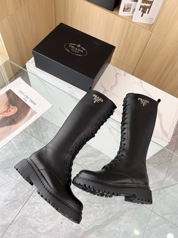 New Prada 2024 fall and winter runway models boots Taikoo Hui original purchase burst demolition replica Shoes on the foot is very lightweight, walking comfort are very awesome Use of the triangular label design style is