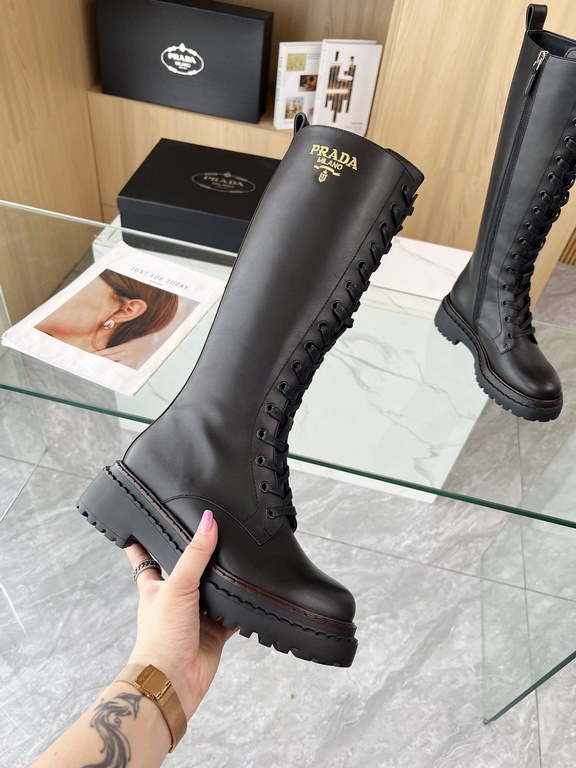 New Prada 2024 fall and winter runway models boots Taikoo Hui original purchase burst demolition replica Shoes on the foot is very lightweight, walking comfort are very awesome Use of the triangular label design style is