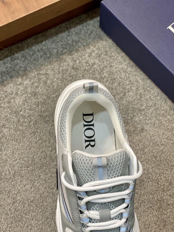 Dior Dior B22 Men's Jogging Fashion SneakersThis piece draws inspiration from vintage joggers. Featuring a chunky low-top design, the upper is made from selected cowhide leather and mesh fabric with a black and white emb