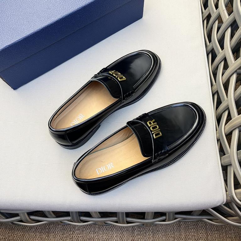 DIOGranville Formal Leather Loafers｜Made of black smooth cowhide leather｜Metallic laminated brass Dior Oblique logo on upper｜Matched with leather sole in the same color｜Dior logo engraved on heel for a more sophisticated